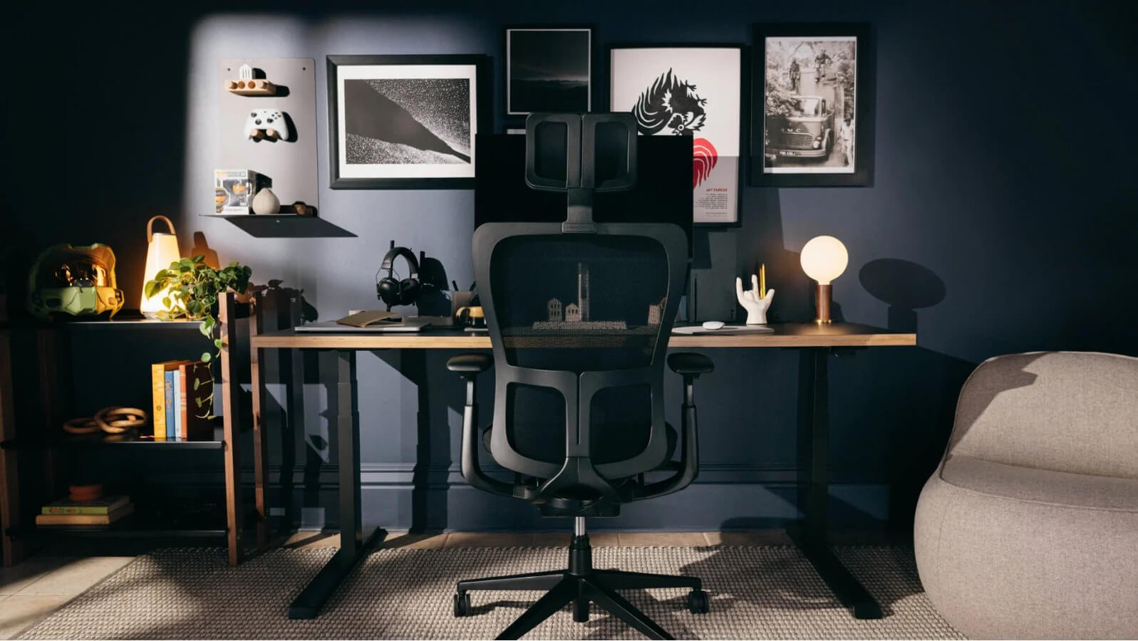 Bureau moderne avec chaise ergonomique.