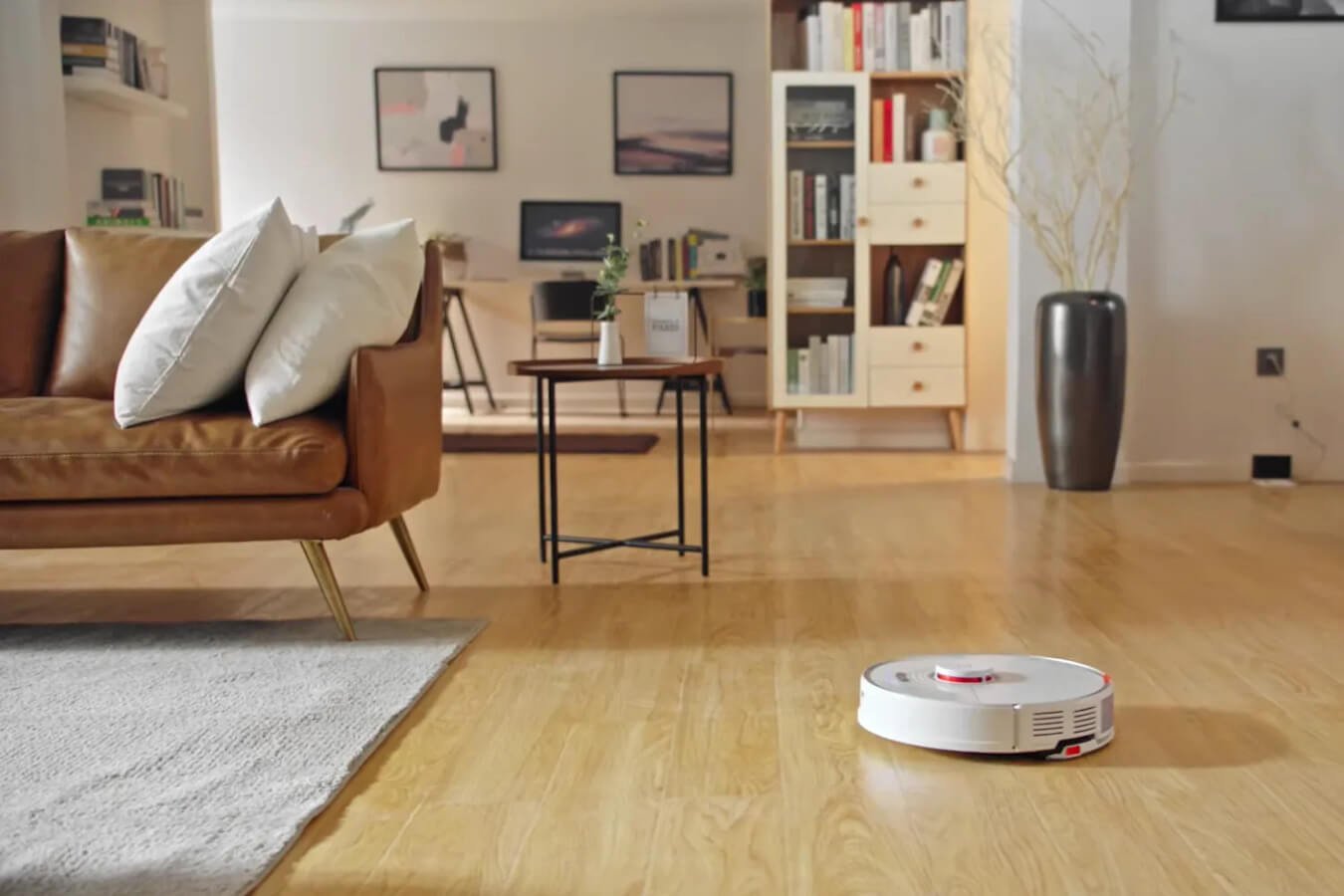 Aspirateur robot dans un salon moderne.