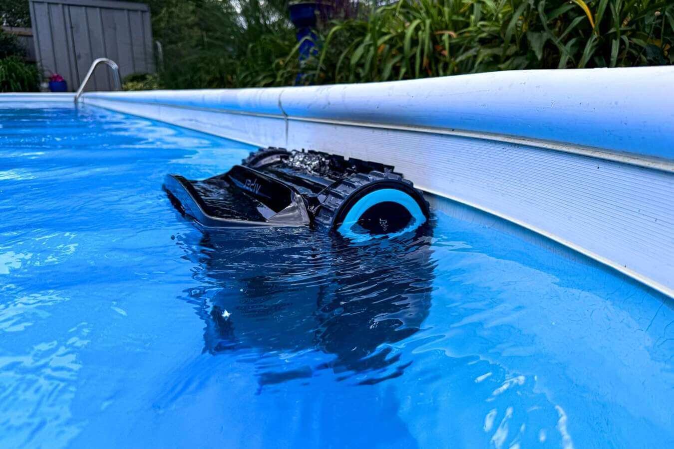 Robot de piscine dans l'eau
