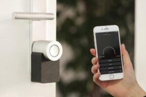 Sonnette vidéo connectée à l'entrée d'une maison