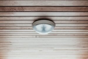 Détecteur de fumée rond fixé au plafond