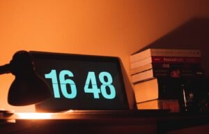 Réveil numérique lumineux sur une table de chevet