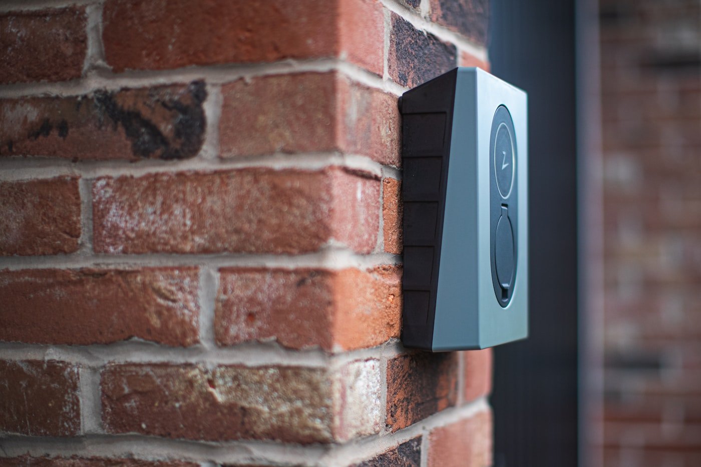 Sonnette vidéo connectée fixée à l'entrée d'une maison